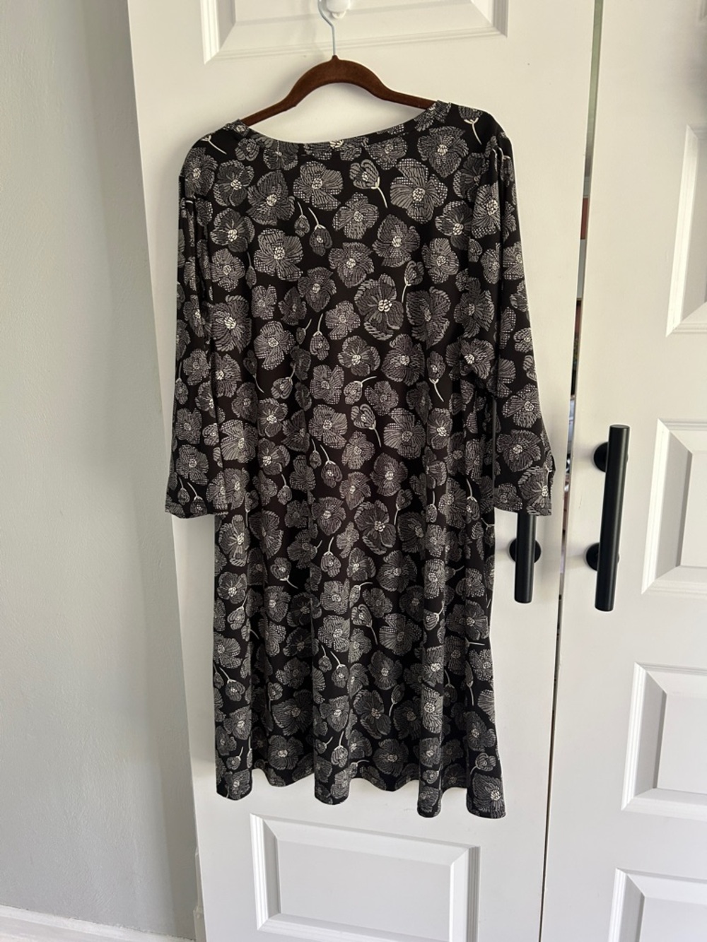 Leota Black and White Floral Long-Sleeve Scoop Neck Dress 2X - Picture 4 of 5